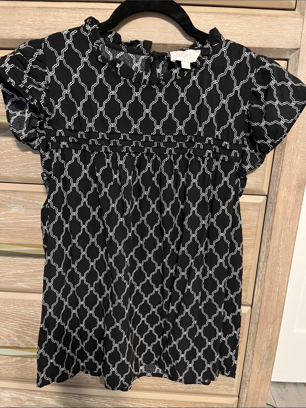 LOFT Black & White Geometric Print Women’s Cap Sleeve Blouse Size M